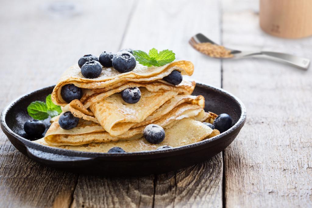 Crepes served with fresh blueberries and powdered sugar - Peugeot Saveurs