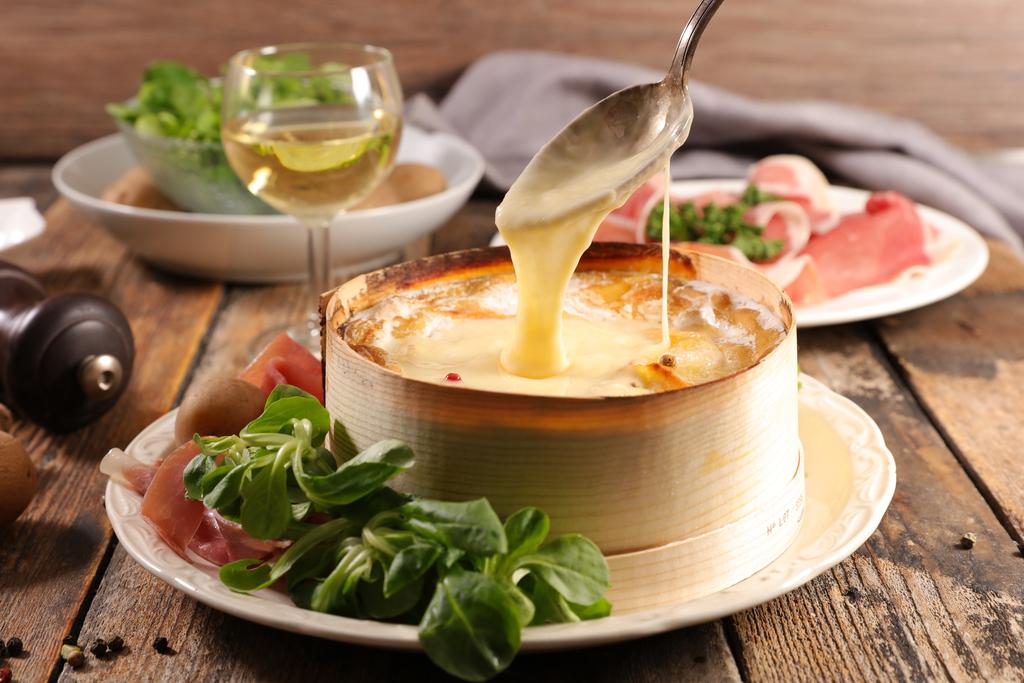 mont d'or, cheese with potato and ham - Peugeot Saveurs