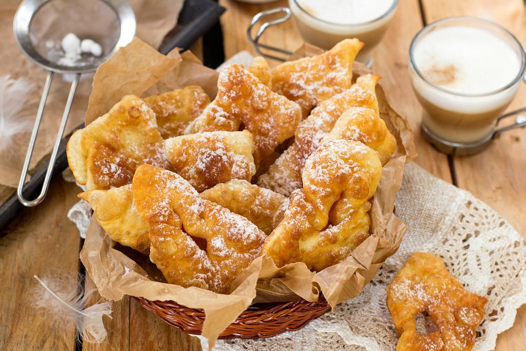 Sweet crisp pastry Angel wings with powdered sugar - Peugeot Saveurs