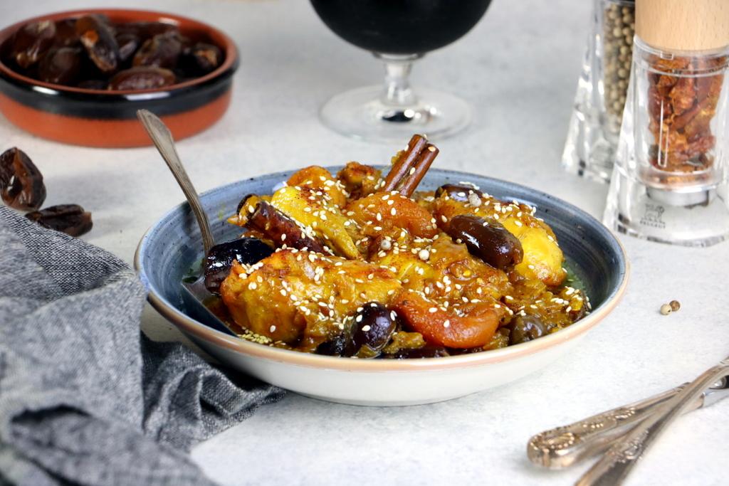 Chicken Tagine with Dried Fruits_landscape - Peugeot Saveurs