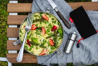 Pasta salad with asparagus, peas and strawberries