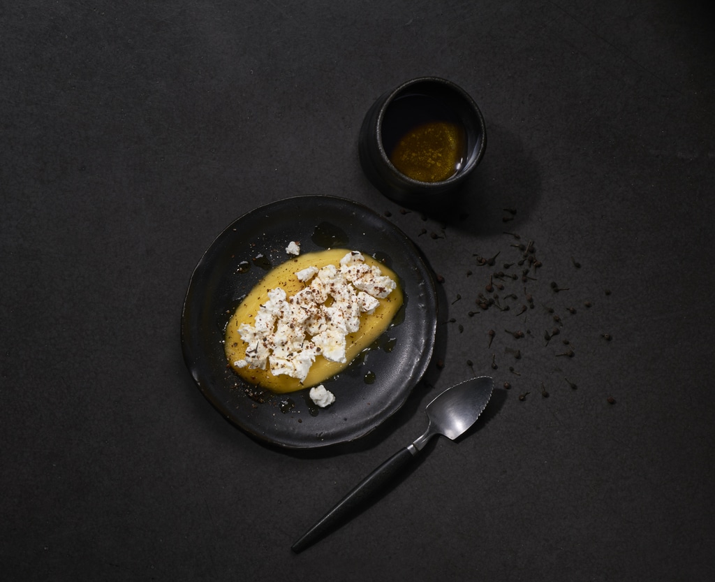 Fromage de chèvre frais sur lit de mangue