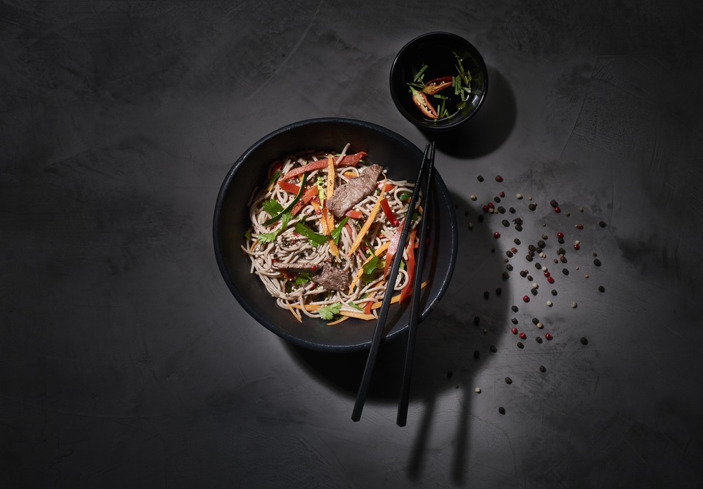 Wok d’émincé de boeuf, nouilles soba et légumes