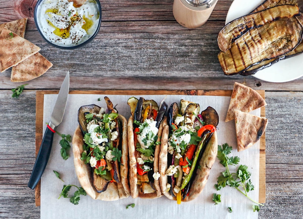 Pains pita aux légumes grillés et sauce au yaourt au cumin