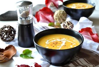 Red lentil, carrot and nutmeg soup