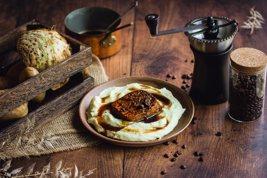 Tofu laqué au café et purée de céleri rave