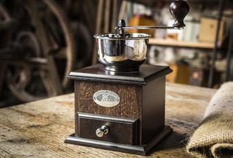 How to clean a coffee mill?