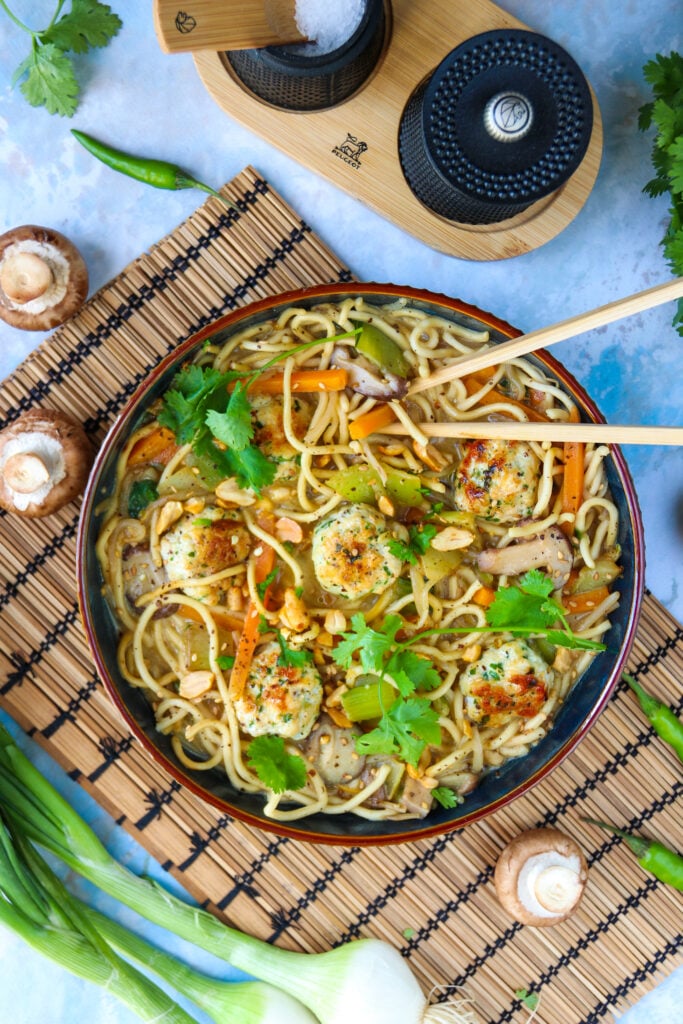 Boulettes de poulet façon thaï, nouilles et légumes