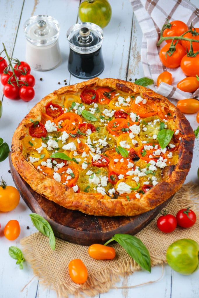 Tarte rustique aux tomates colorées et à la moutarde