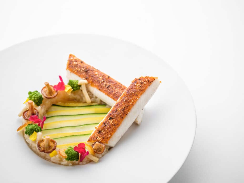 Filet de sole en croûte de tomate au poivre Voatsiperifery sur millefeuille de courgettes