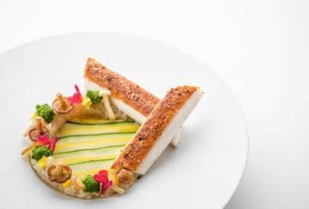 Filet de sole en croûte de tomate au poivre Voatsiperifery sur millefeuille de courgettes