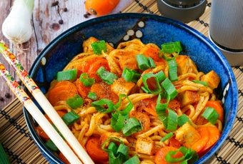 Nouilles udon aux carottes et au tofu