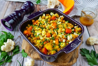 Pois chiches et légumes d’automne rôtis au curry, fêta et miel