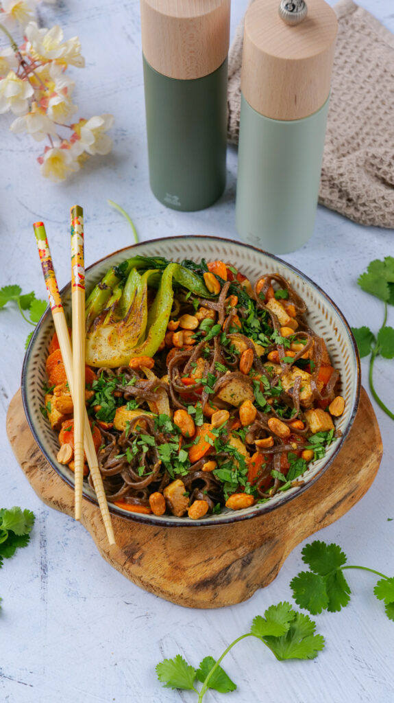 Nouilles soba aux carottes, tofu, pakchoï et sauce cacahuètes