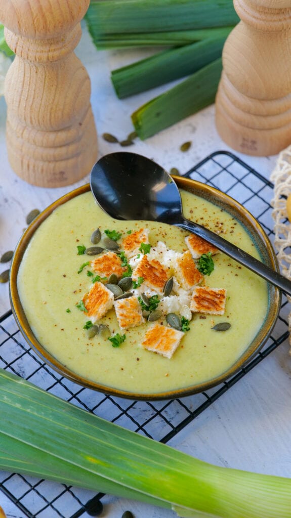 Velouté zéro déchets au poireau, pommes de terre et burrata